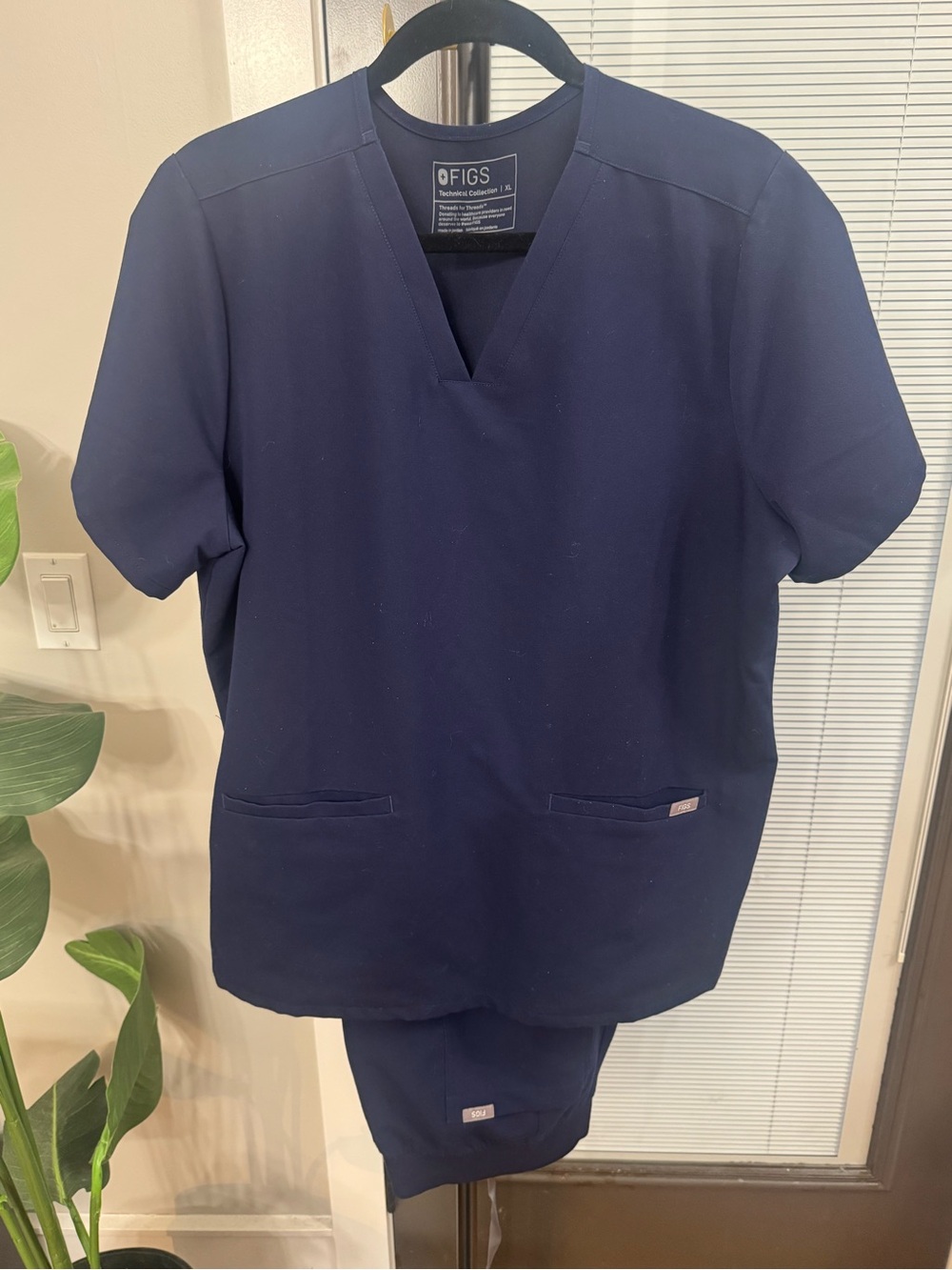 Figs Men’s Navy V-Neck Scrub Set